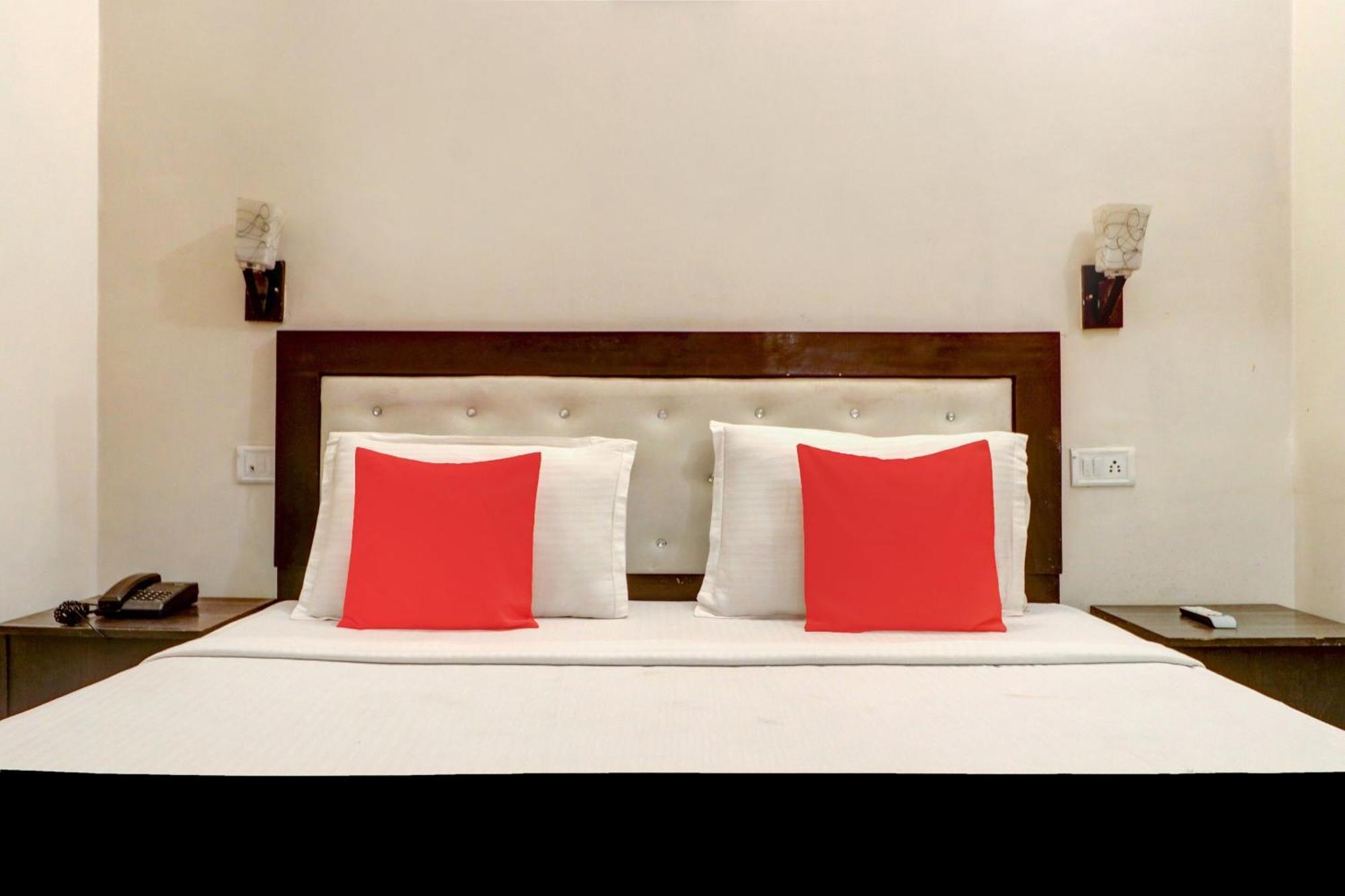Capital O Divine Hotel Amritsar Exterior photo