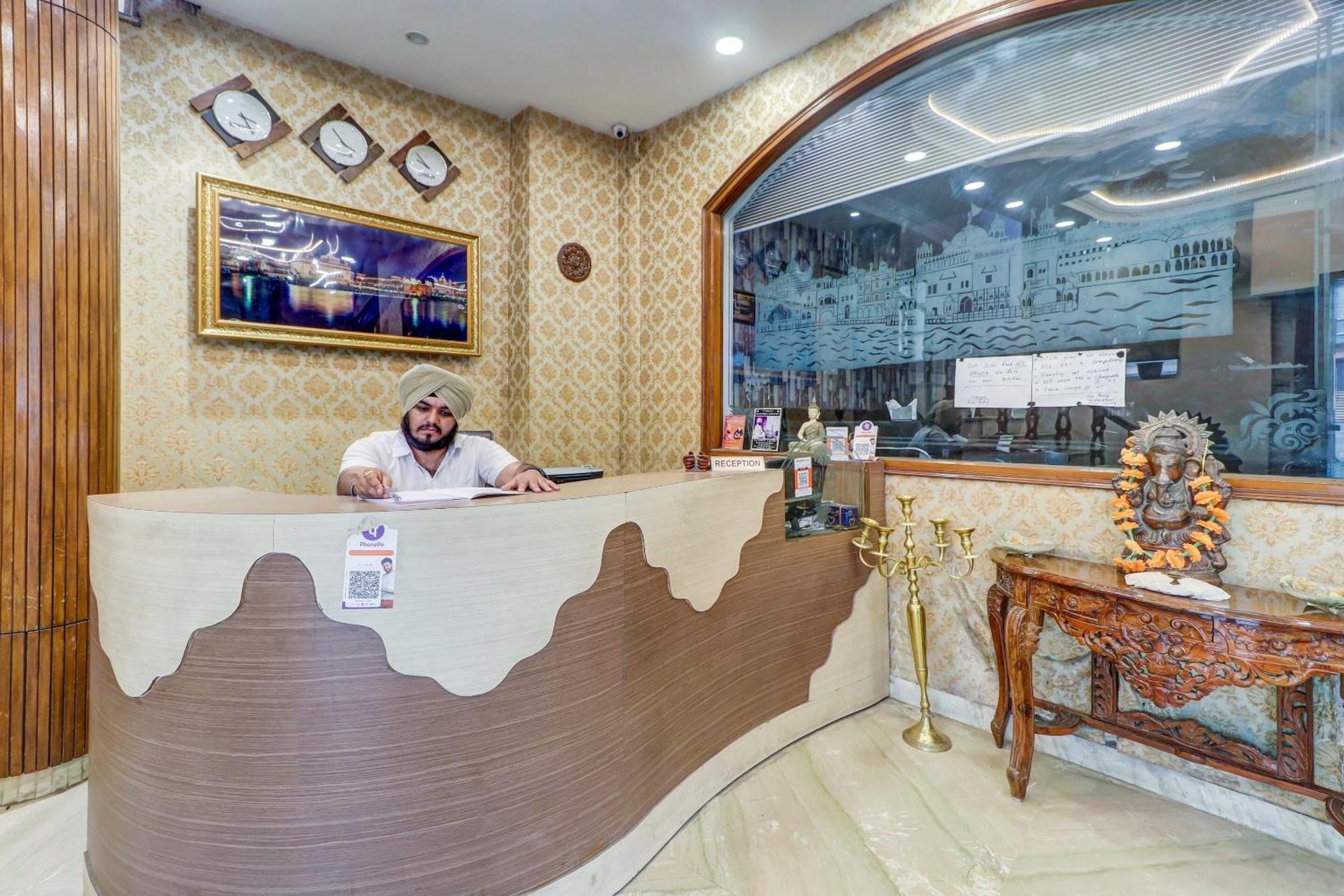 Capital O Divine Hotel Amritsar Exterior photo