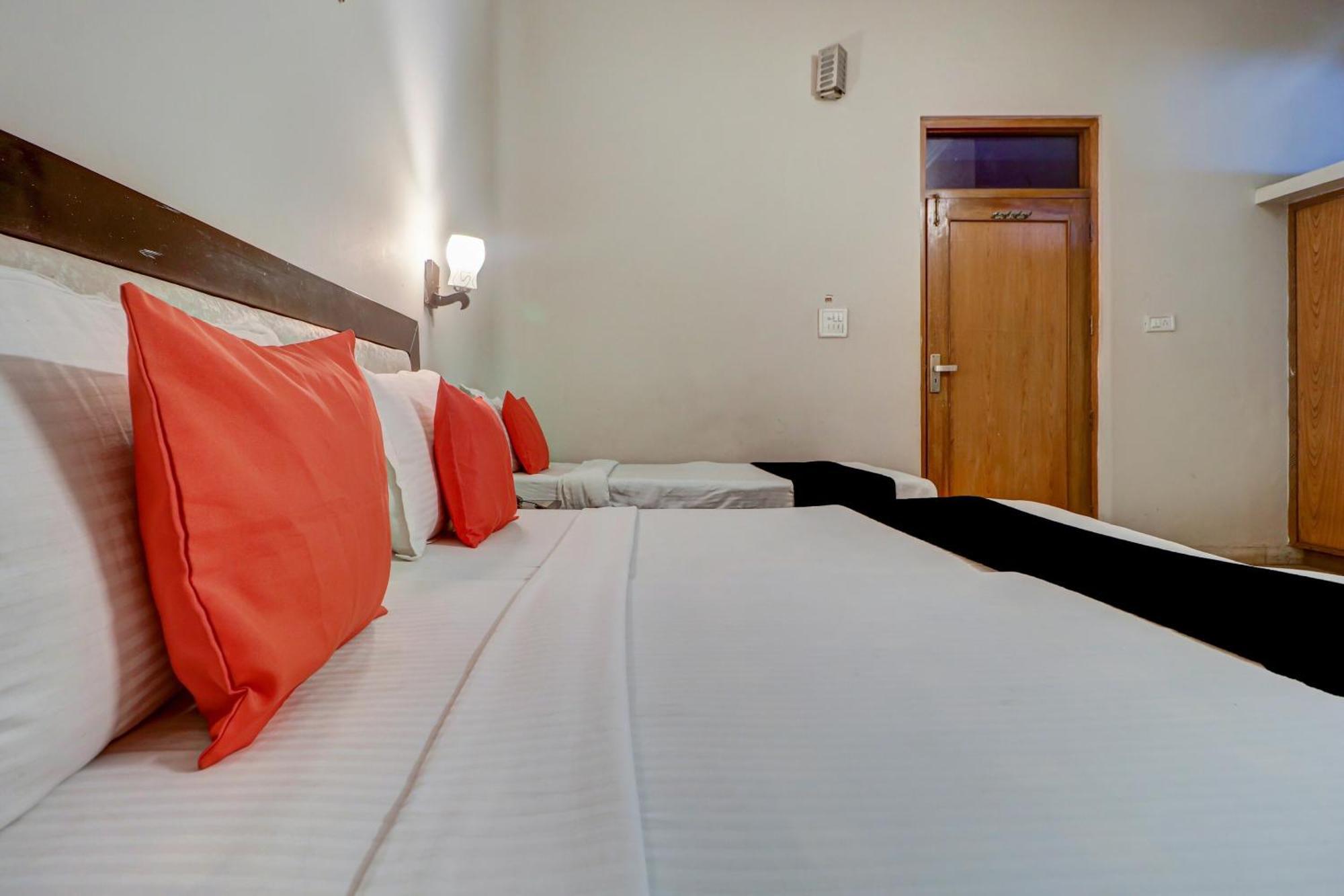Capital O Divine Hotel Amritsar Exterior photo