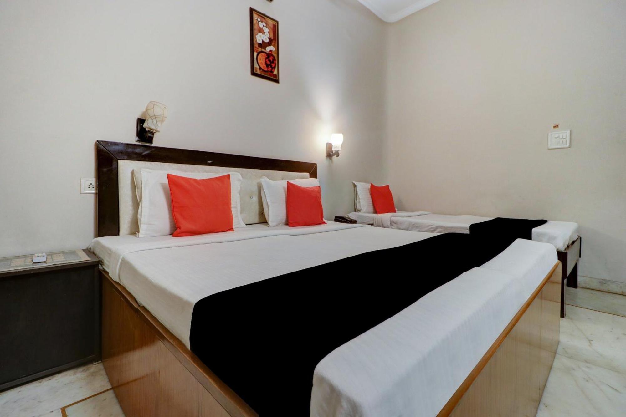 Capital O Divine Hotel Amritsar Exterior photo