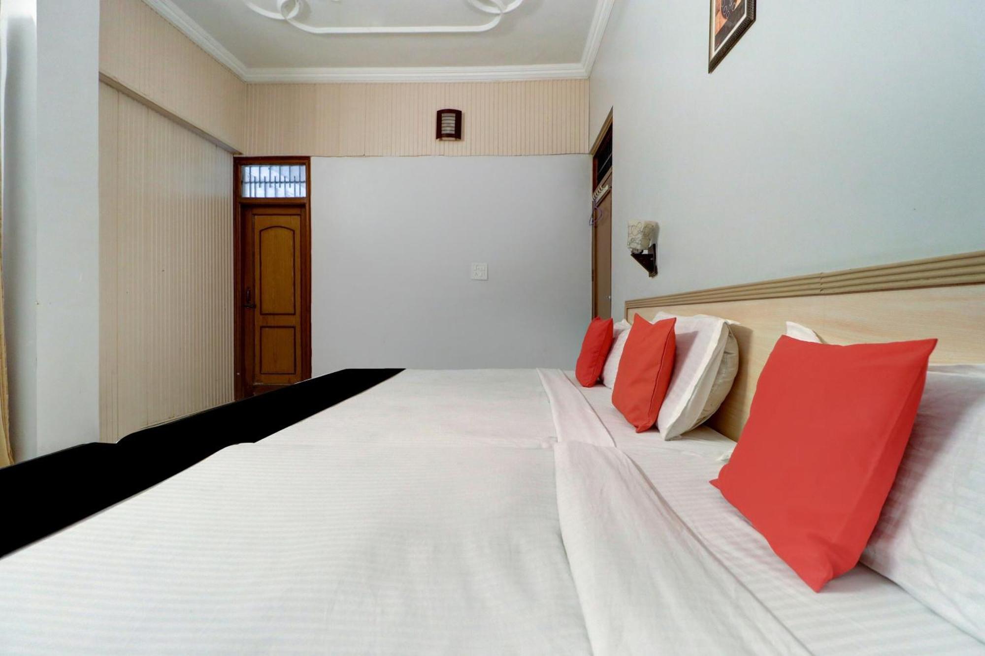 Capital O Divine Hotel Amritsar Exterior photo