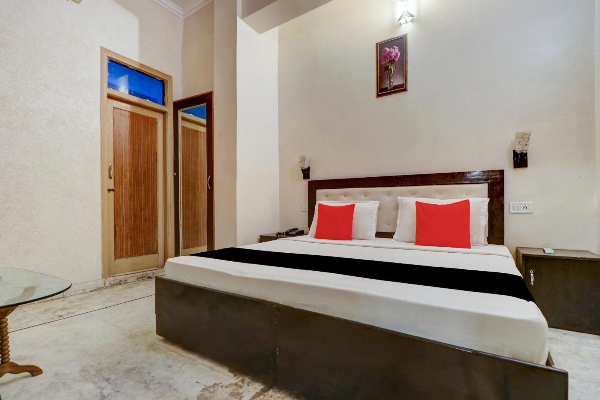 Capital O Divine Hotel Amritsar Exterior photo