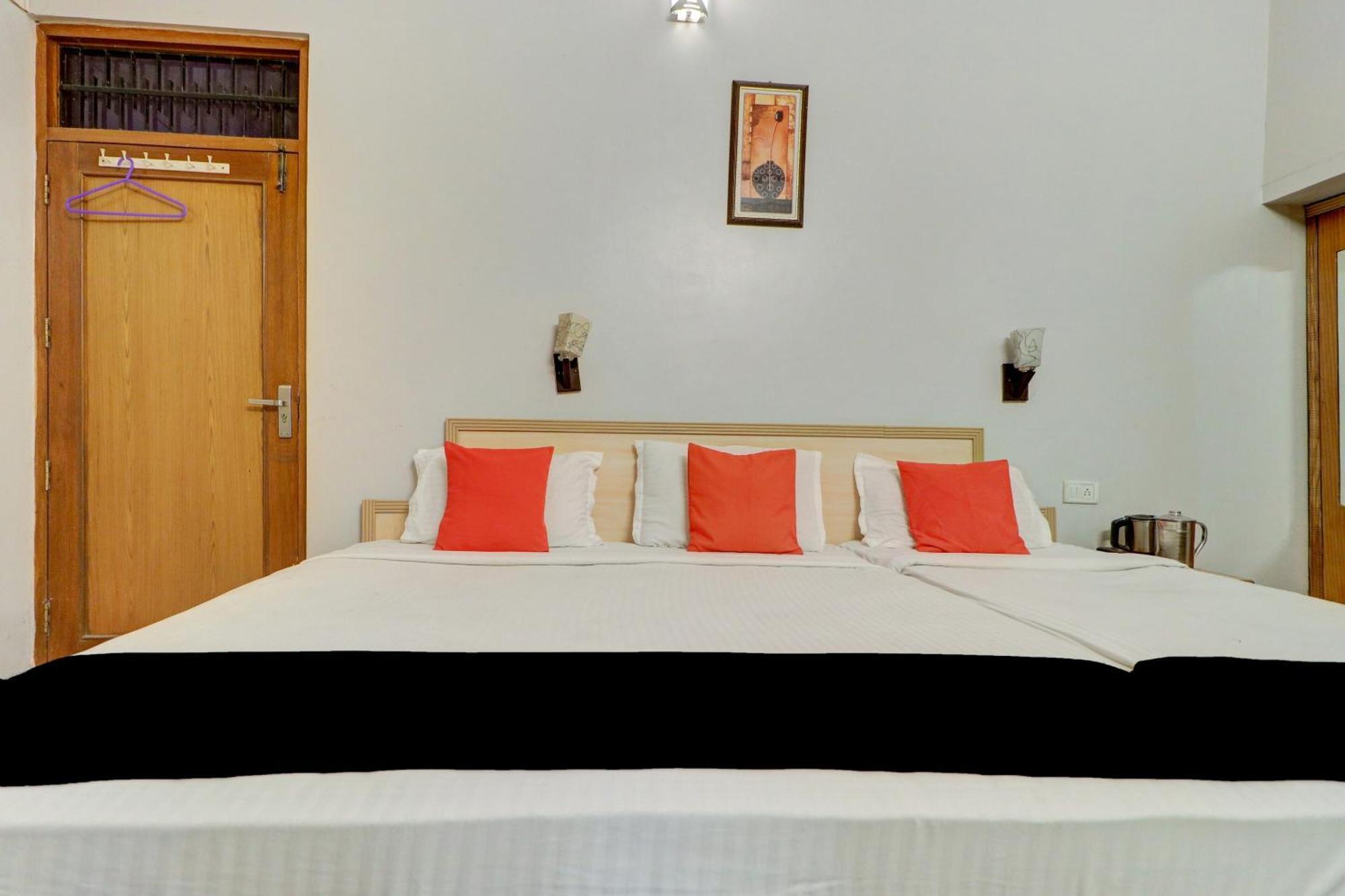 Capital O Divine Hotel Amritsar Exterior photo