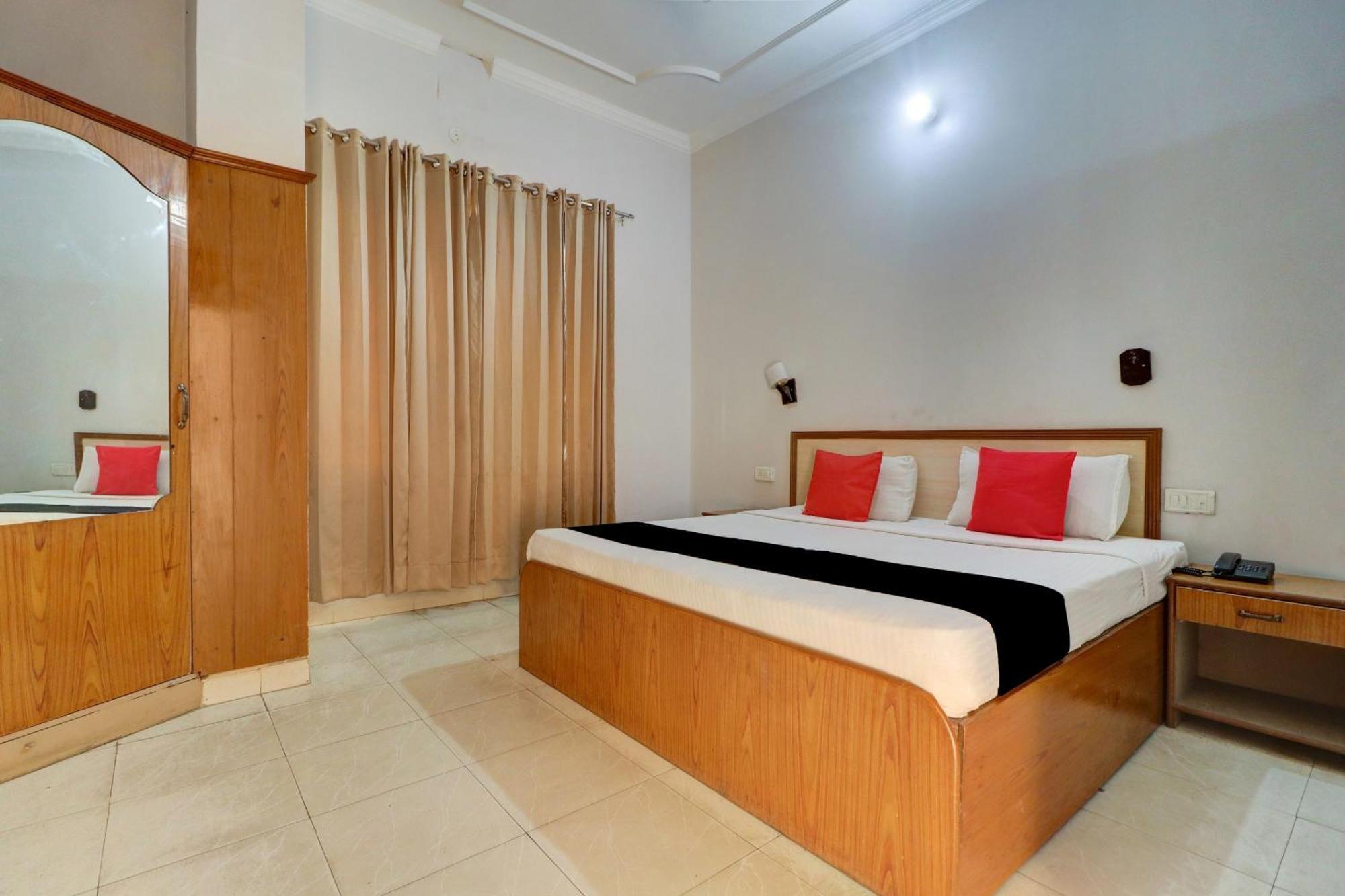 Capital O Divine Hotel Amritsar Exterior photo