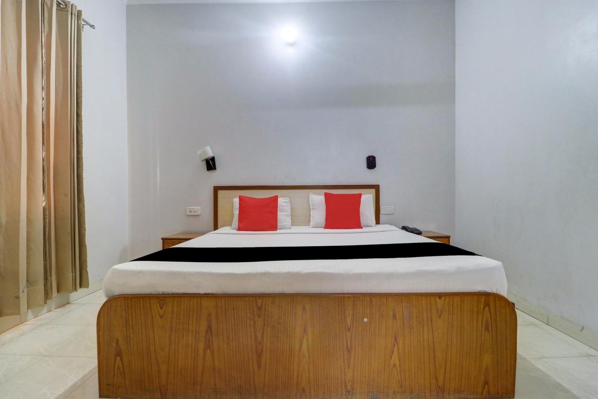Capital O Divine Hotel Amritsar Exterior photo