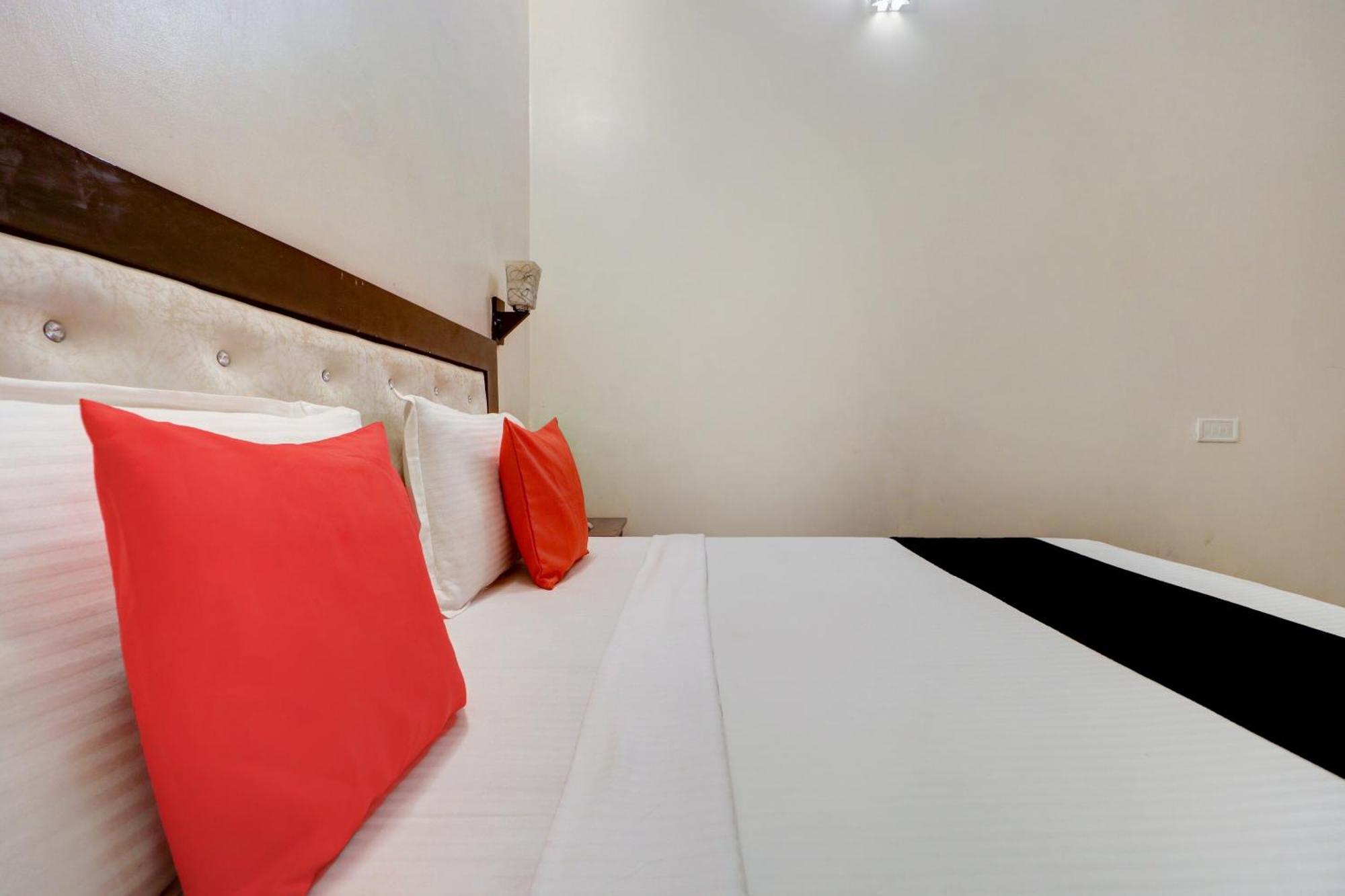 Capital O Divine Hotel Amritsar Exterior photo