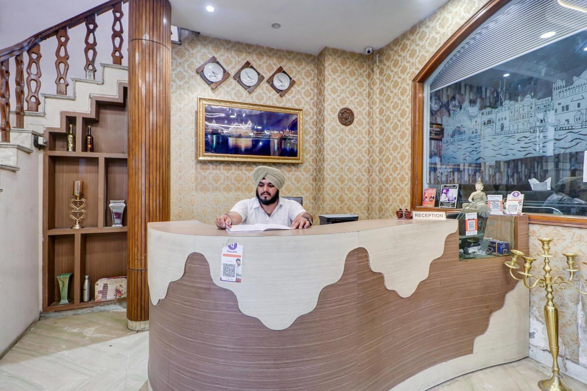Capital O Divine Hotel Amritsar Exterior photo